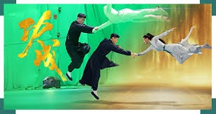 埃杜在高铁站被围满，合同今年到期，他说明年也希望在深圳